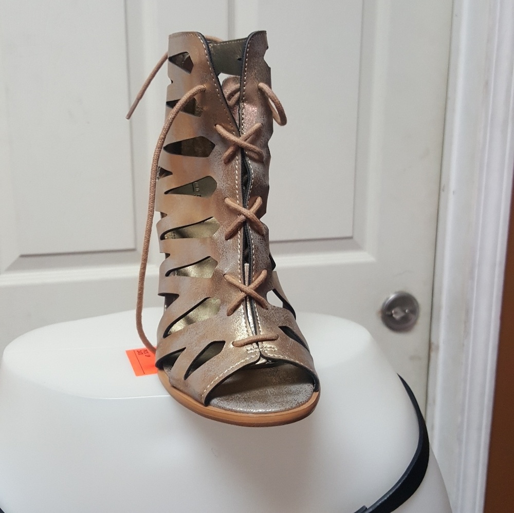 Brand new call it spring heely sandals
